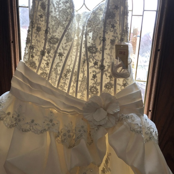 Wedding dress - Picture 16 of 16